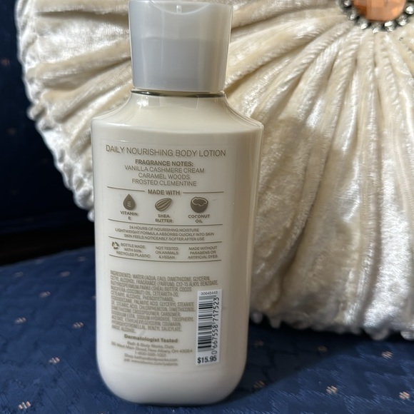 BATH & BODY WORKS SET. . . SNOWFLAKES & CASHMERE SCENT - Picture 6 of 6